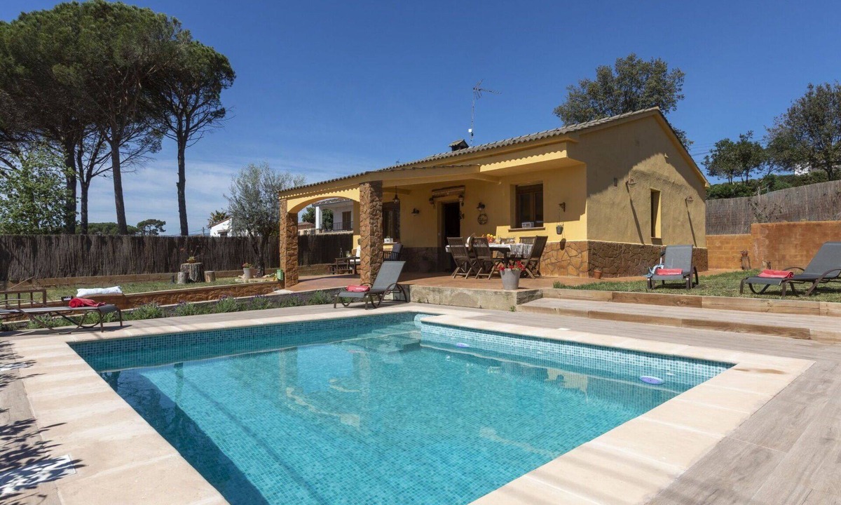 Sils House | Stunning private villa for 6 people with private pool, WIFI, TV, balcony and pets allowed
