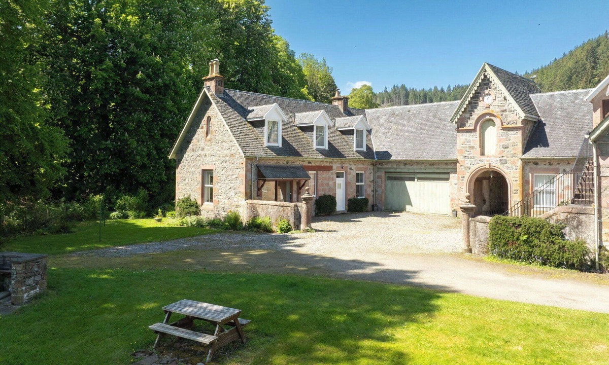 Glen Urquhart House | Stunning villa for 6 people with WIFI, patio and panoramic view