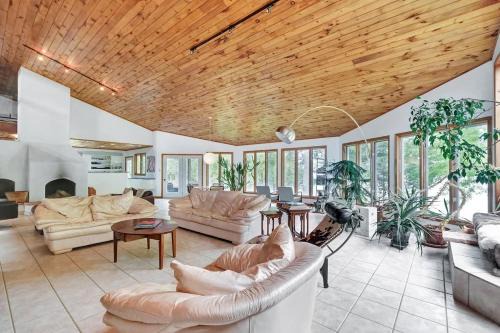Lyndhurst House | Stunning waterfront escape with European flair