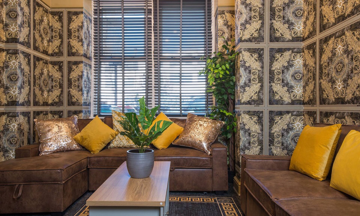 Cann Hall House | Stunnning 4 Bed House Hot Tub, Sky Tv, Pool Table