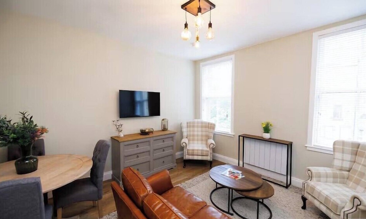 Dunfermline Apartment | Stylish 1-Bed Apartment in the Heritage Quarter