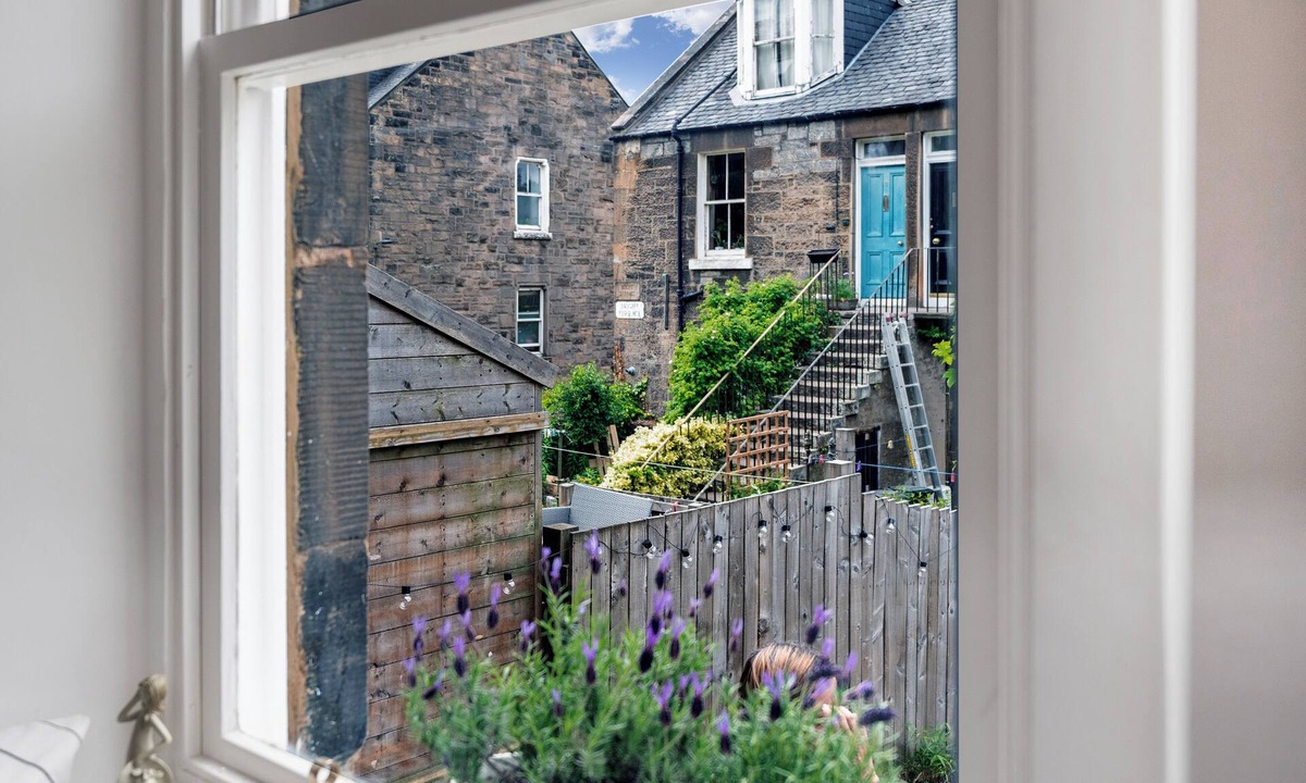 West End Villa | Stylish 2-bed Villa · Garden · Central Edinburgh