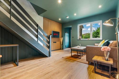 Waltham Cross House | Stylish 2 Bedroom Home to Work and Relax