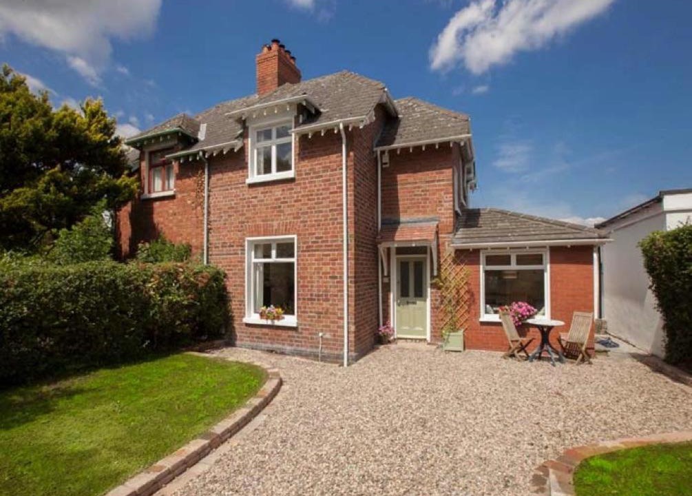 Belfast House | Stylish 2BR Cottage Garden & Parking 5 mins to Titanic