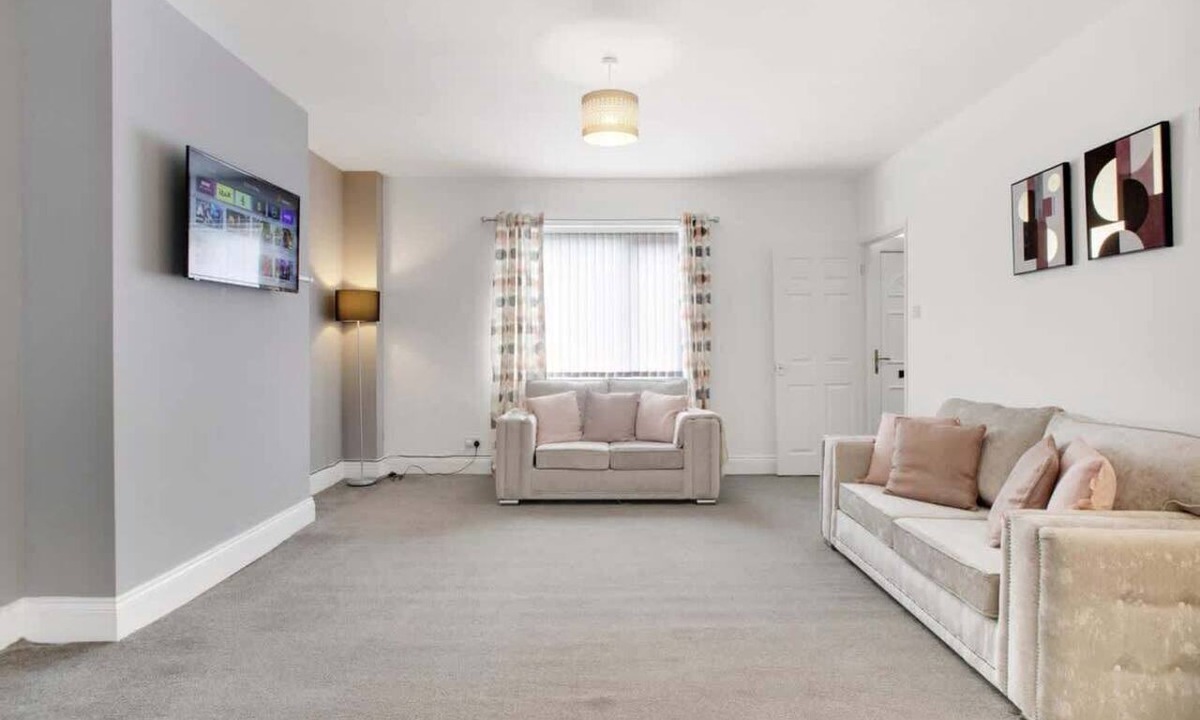 Ashington House | Stylish 2BR House in Ashington | by Stay With Us