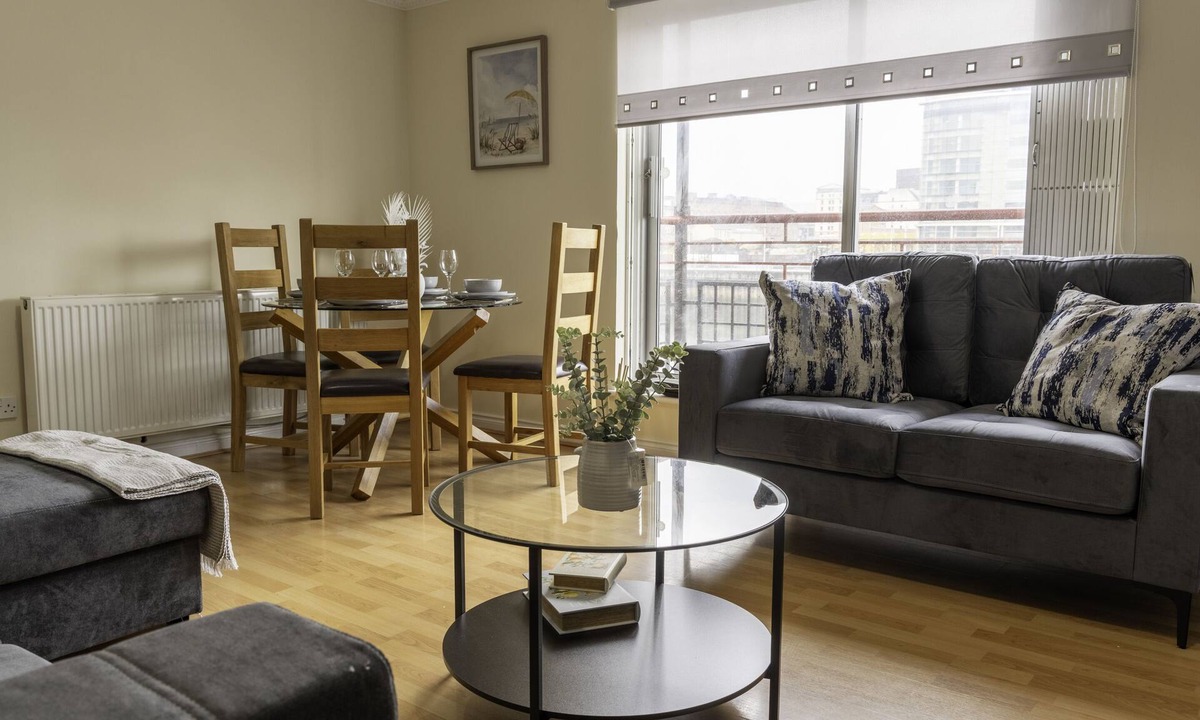 Tradeston Apartment | Stylish 2BR in Riverside Gardens | Perfect for 5