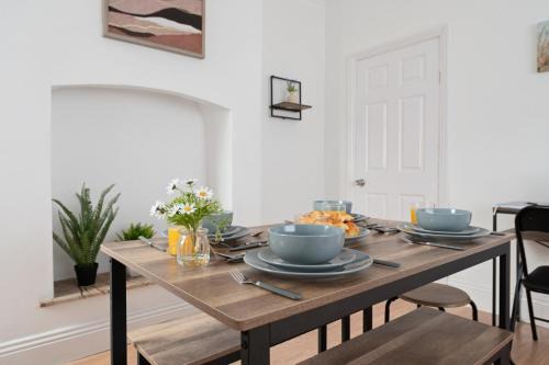 Cleethorpes House | Stylish 3-Bed Home, Free Double Parking, Near Seafront