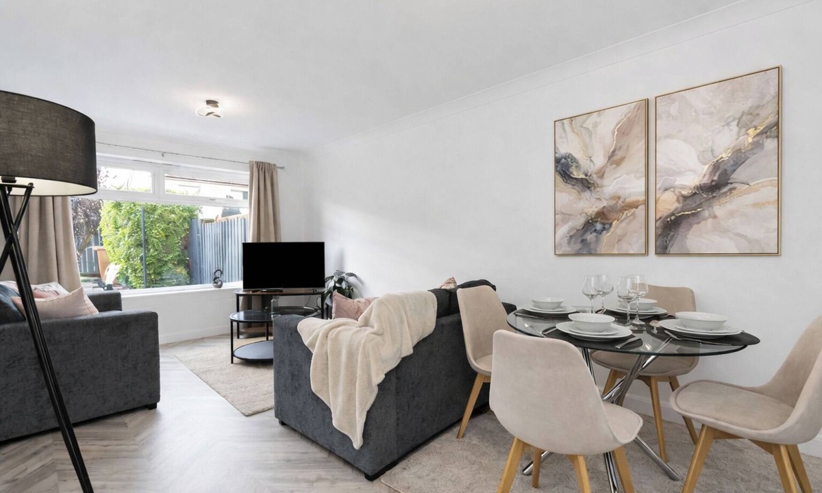 Livingston House | Stylish 4Bed Home Free Parking 20 Min to Edinburgh