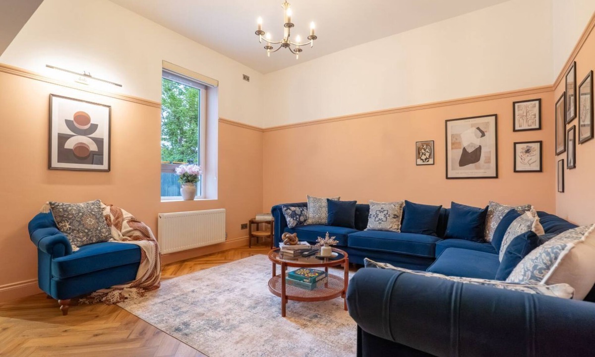 Glasgow House | Stylish 5BR Home | Garden Pergola | Free Parking