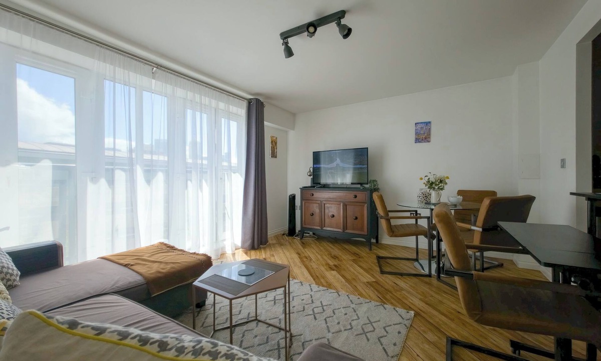 Lansbury Apartment | Stylish Gated Flat with Free Parking - Pass the Keys