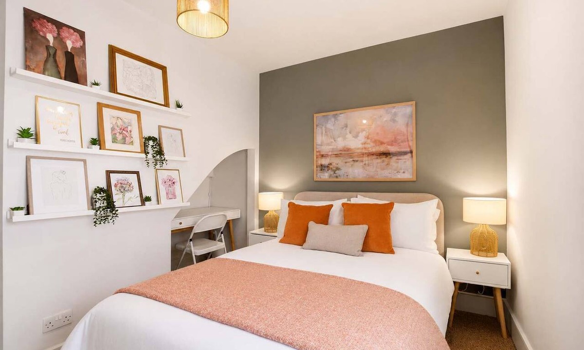 Hertford House | Stylish Hertford House - Ideal for Work or Leisure