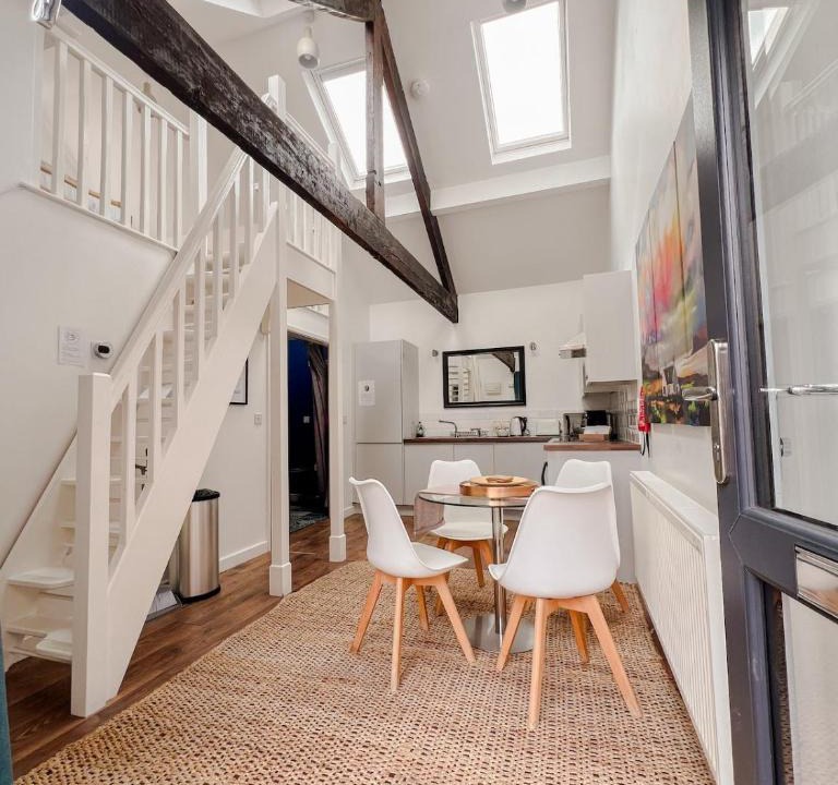 Offerton Apartment | Stylish Loft in Stockport - Free Parking - 10 min to Manchester - Flat 1