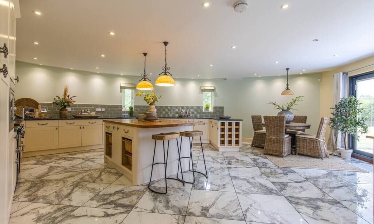 Hethel House | Stylish, modern 5bed Farmhouse w/garden & parking