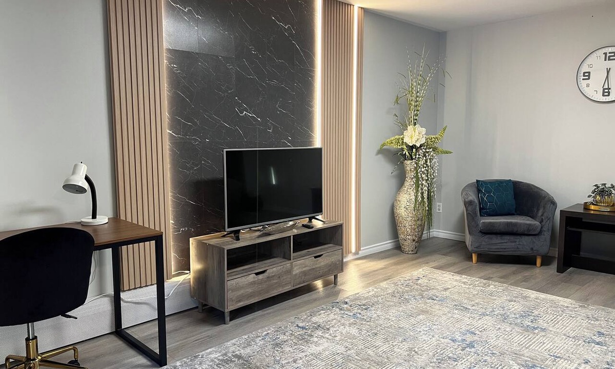 Kitchener Apartment | Stylish Modern Apartment | King Beds | Work-Friendly | Free Parking