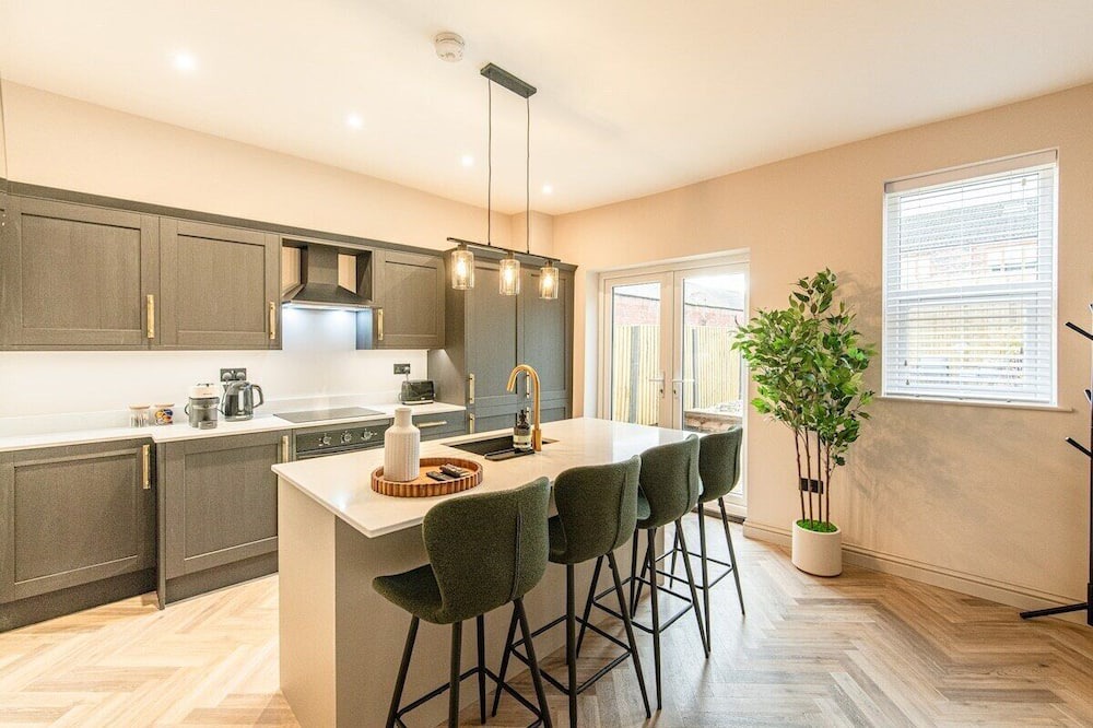 Pontefract House | Stylish Renovated Home in Pontefract