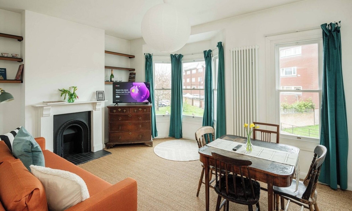 West Ham Apartment | Stylish Stratford Flat for up to 4 Guests