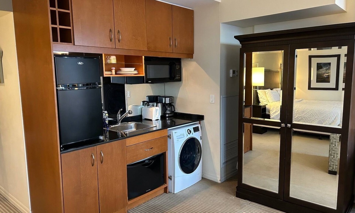 Financial District Apartment | Stylish Studio in Heart of Downtown Toronto