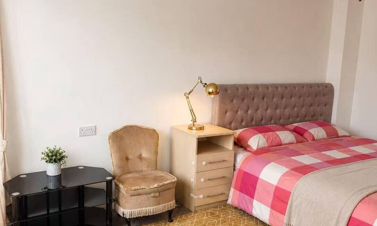 Stone Bed & Breakfast | Stylish Studio with SuperKing Bed Private entrance and parking Near Bluewater