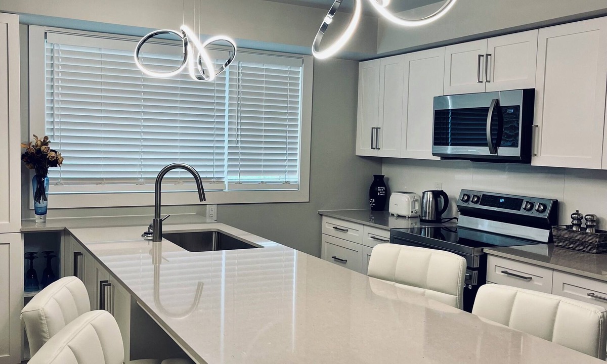 Vanier North Apartment | Stylish Summer Stay – 3BR Near uOttawa & Downtown (All-Inclusive)