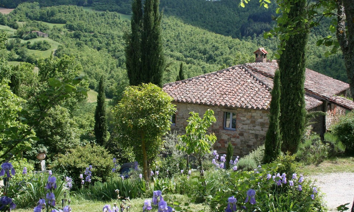 Lippiano House | Stylish Umbrian Farmhouse with Private Pool, Beautiful Gardens & Stunning Views.