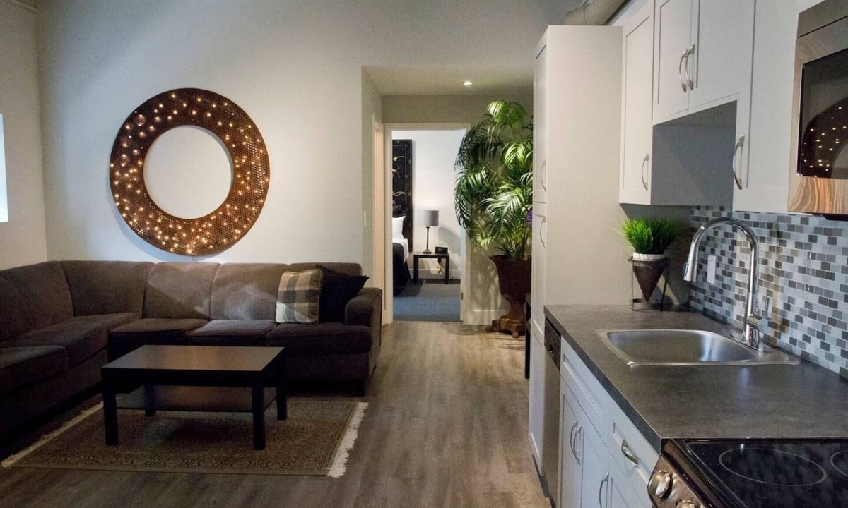 Woodbine - Lumsden Apartment | Stylish Urban Loft Parking Danforth Beaches