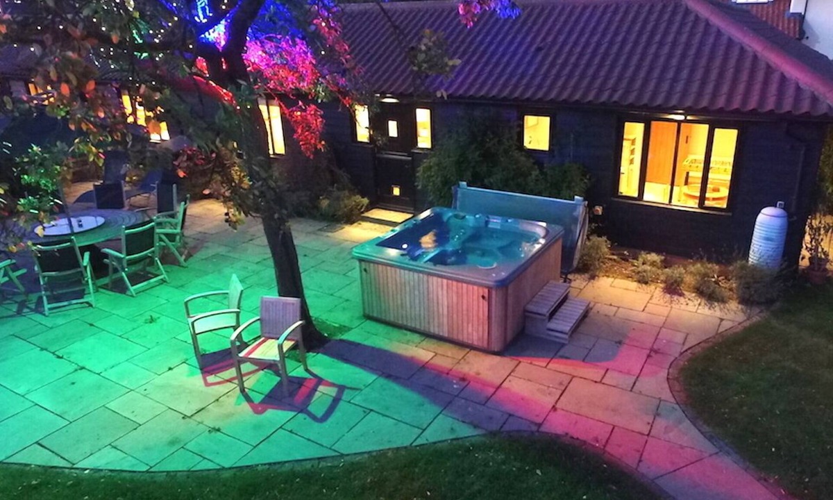 Eye House | Suffolk countryside retreat with hot tub, sleeps up to 7. Pet friendly!