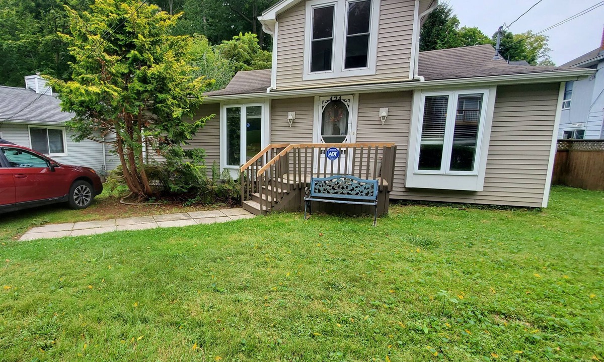 Central Elgin Cottage | Sun Valley Beach Fenced YARD Home by Lake Erie. Pets ok Wifi, Fireplace,BBQ, A/C