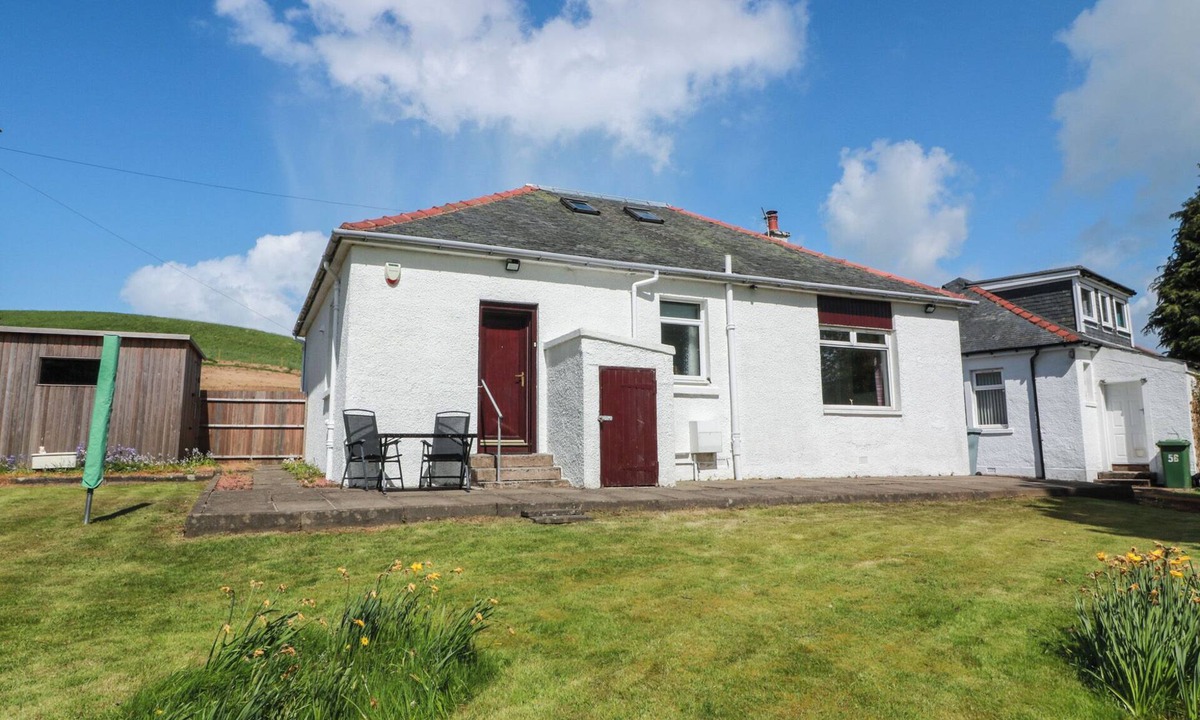 Strathaven Cottage | SUNDALE, with a garden in Strathaven