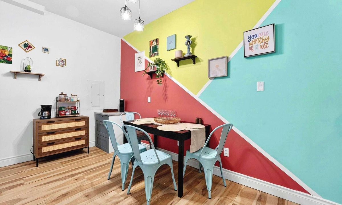 Port Colborne House | Sunlit 2BR Private Entry Parking & Laundry