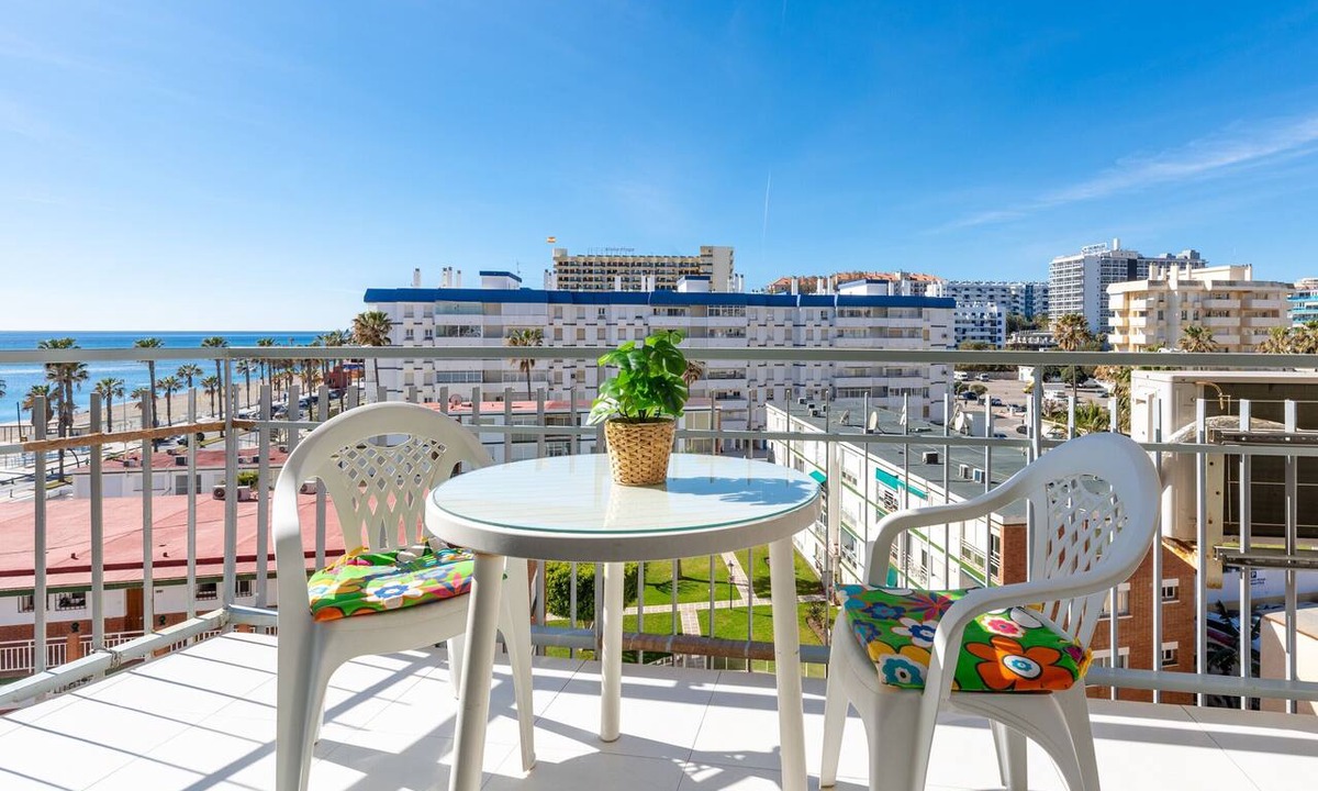 Torrequebrada Apartment | Sunny Seaside Studio with Balcony, A/C & Sea View