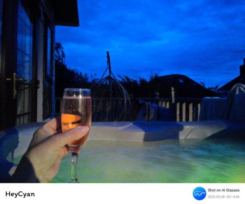Monreith Apartment | 'Sunset Lodge' Peaceful Coastal Retreat with Hot Tub