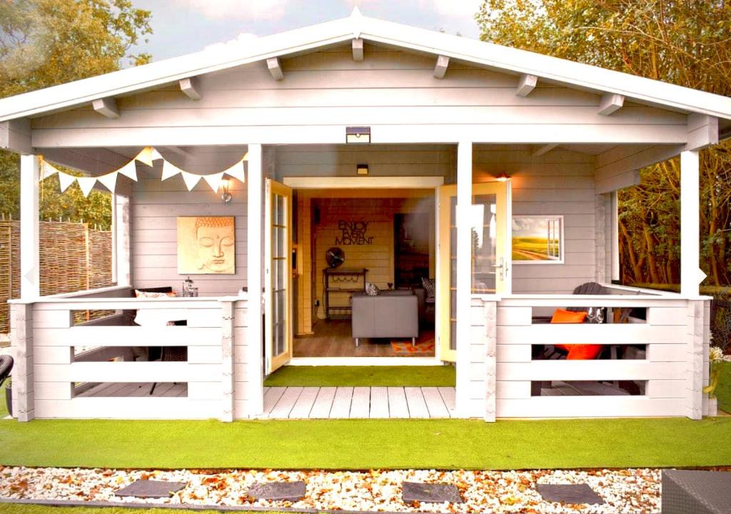 Sudbury Apartment | Sunset log cabin