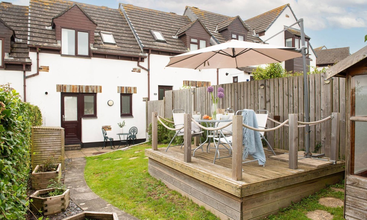 Treator Cottage | Sunshine Cottage - a cottage that sleeps 4 guests in 2 bedrooms