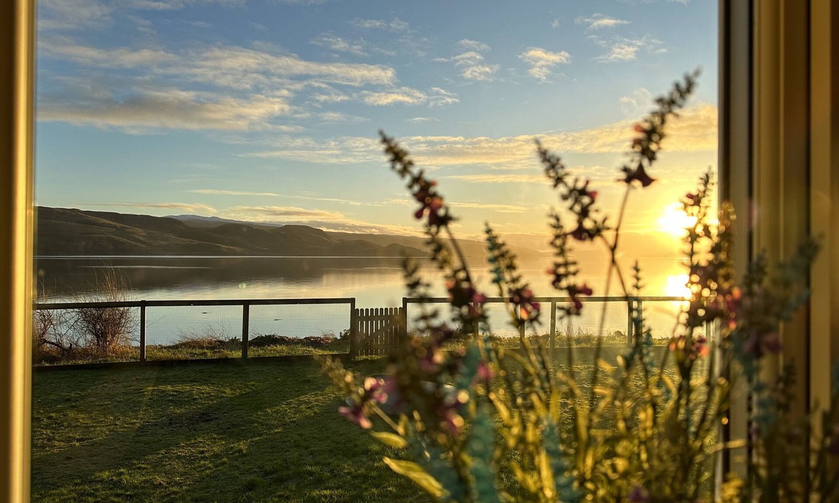Furnace Cottage | Super Pet-Friendly, Loch Front Cottage with Direct Loch Access and Games Room