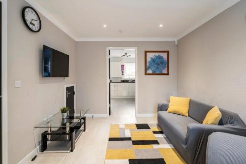 Glasgow House | Superb 3 Bed Home Away from Home in Glasgow, just off M8 with free parking