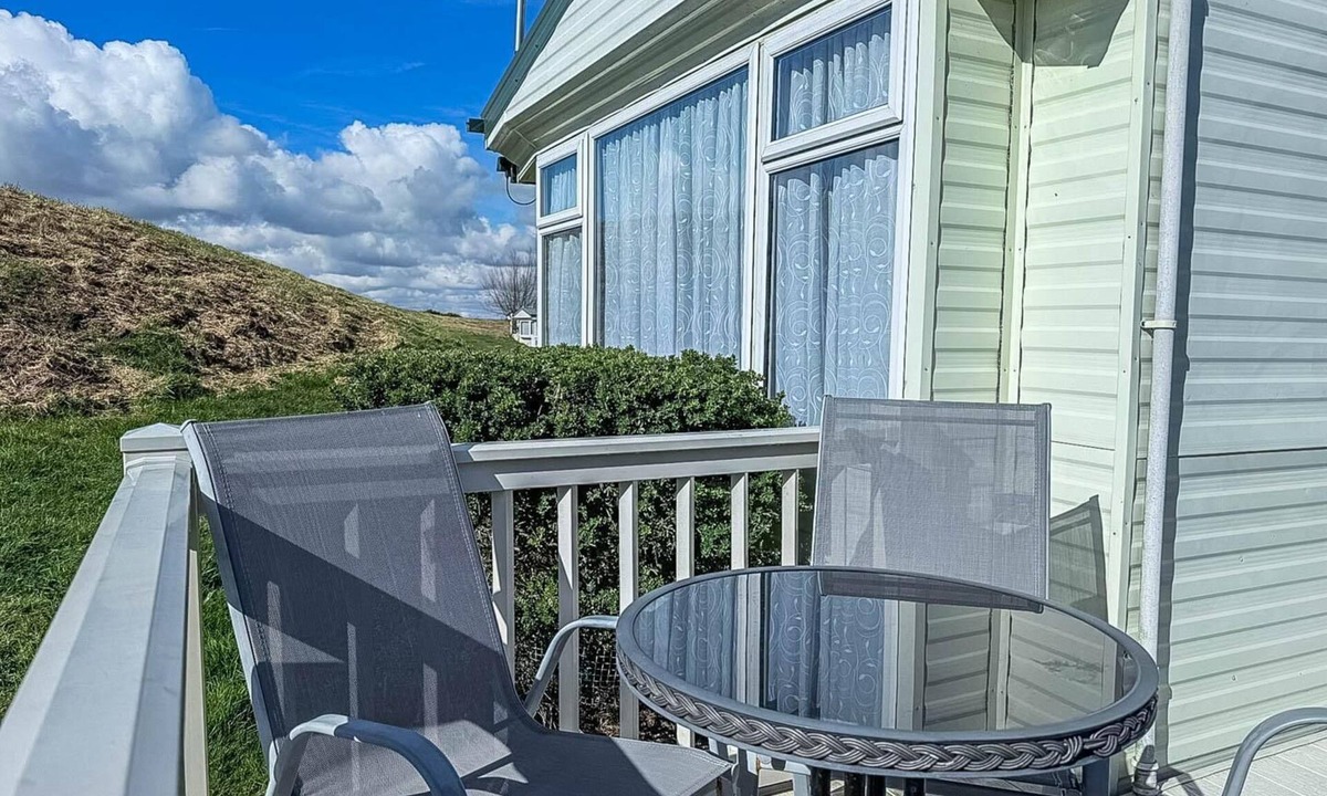 Walton on the Naze House | Superb caravan with decking and free WiFi at Naze Marine Park ref 17236C