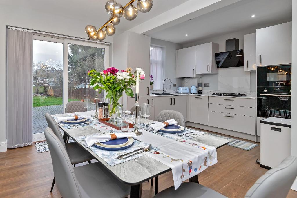 Luton Apartment | SUPERB CENTRAL HOUSE, MODERN DESIGN, FREE PARKING FOR 2 VEHICLES, PRIVATE GARDEN, Prime Central Location, Near M1 & Airport