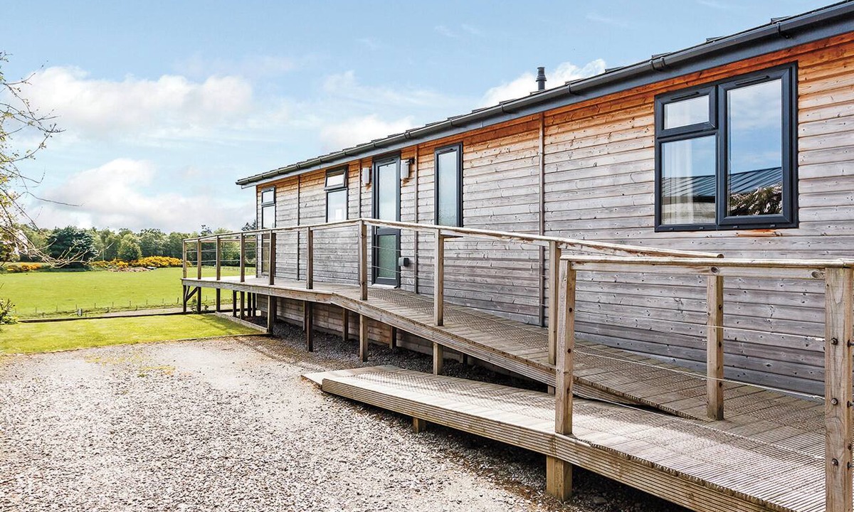 Inverness Ski Chalet | Superb lodge with luxurious and contemporary styling features.
