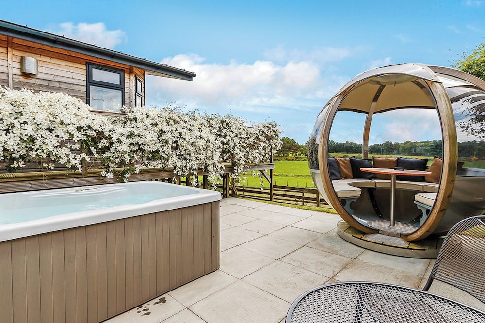 Inverness Ski Chalet | Superb lodge with luxurious and contemporary styling features.
