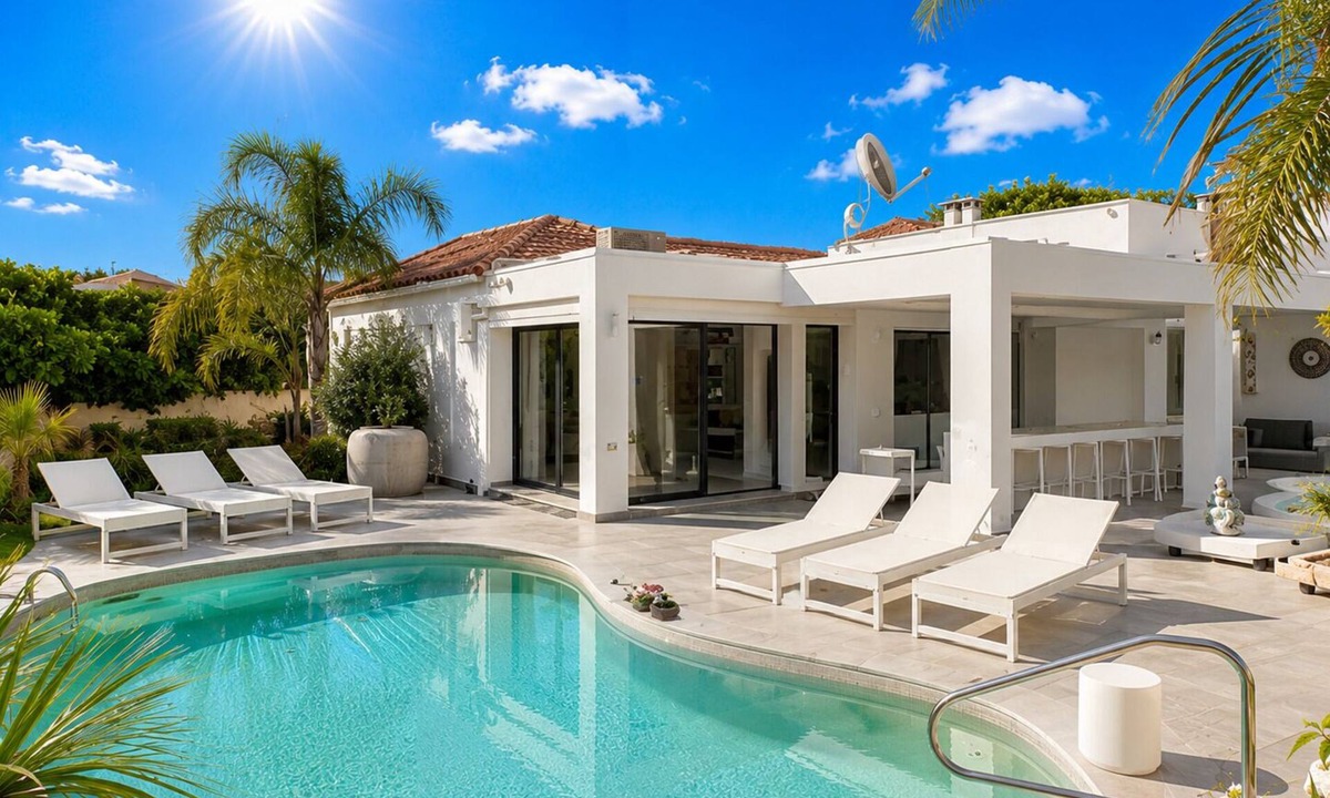 Empuriabrava Villa | SUPERB VILLA NEAR THE SEA - SWIMMING POOL - INTERIOR JACCUZI - HAMAM -