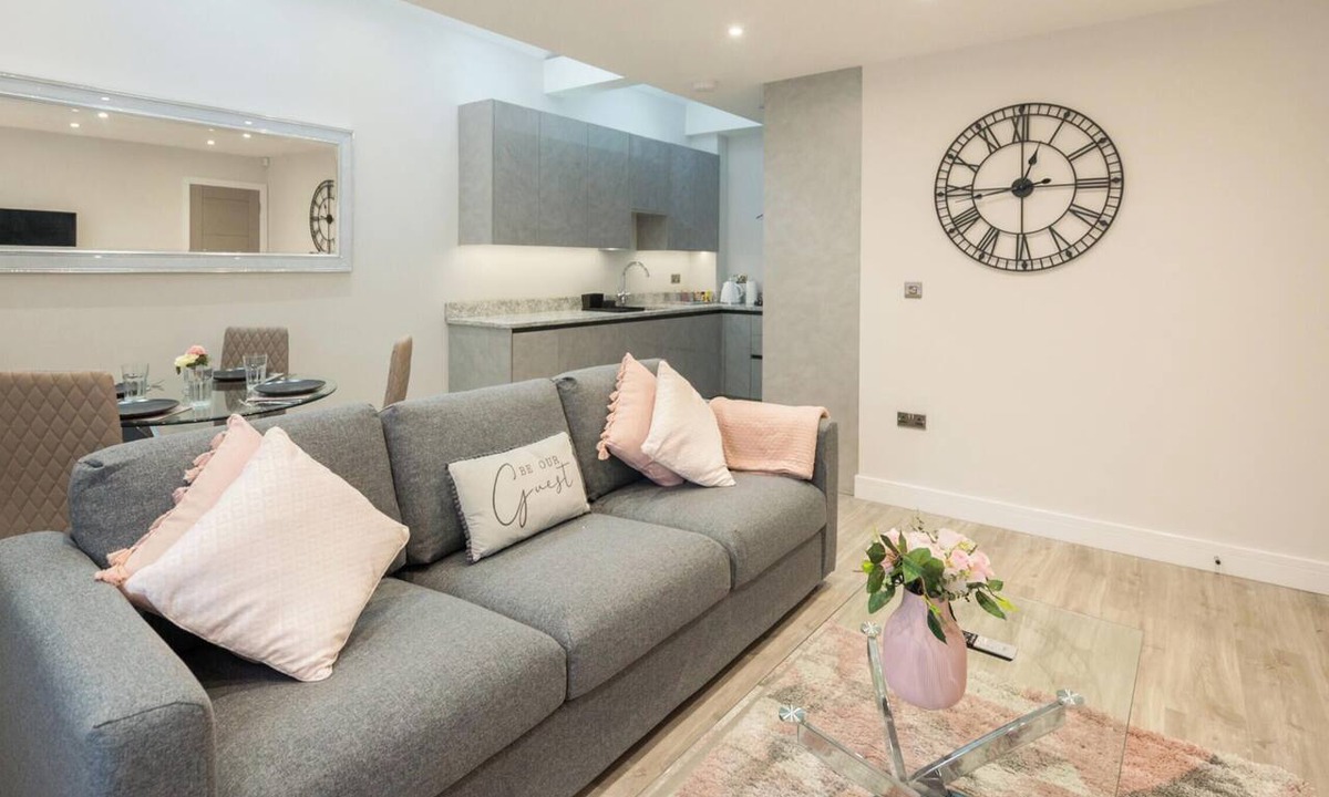 Reading Apartment | Superior Town Apartment with Gated Parking