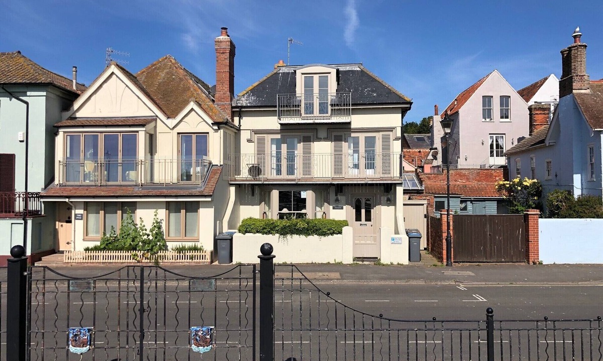 Aldeburgh Cottage | TAMARISK, ALDEBURGH, pet friendly, with open fire in Aldeburgh