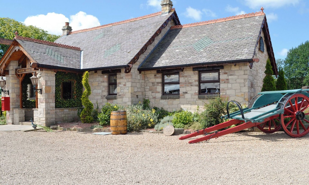 Kilbirnie Cottage | Tennox Boathouse - UKC4438
