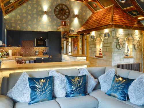 Kilbirnie House | Tennox Boathouse - Ukc4438
