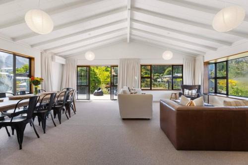 Wanaka House | That Wanaka Tree - Short walk to the Lake
