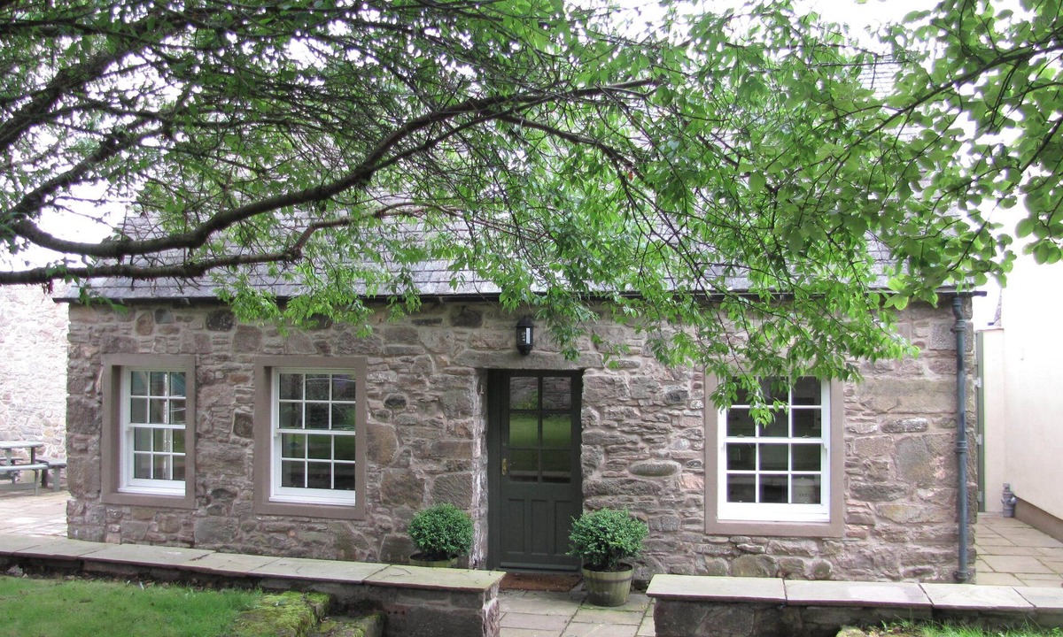 Auchterarder Cottage | The Arns Cottage is a traditional stone built, cosy and luxurious retreat.