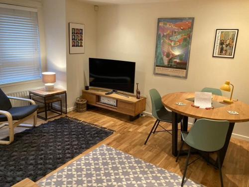 Kelvinbridge House | The Art Flat Woodlands