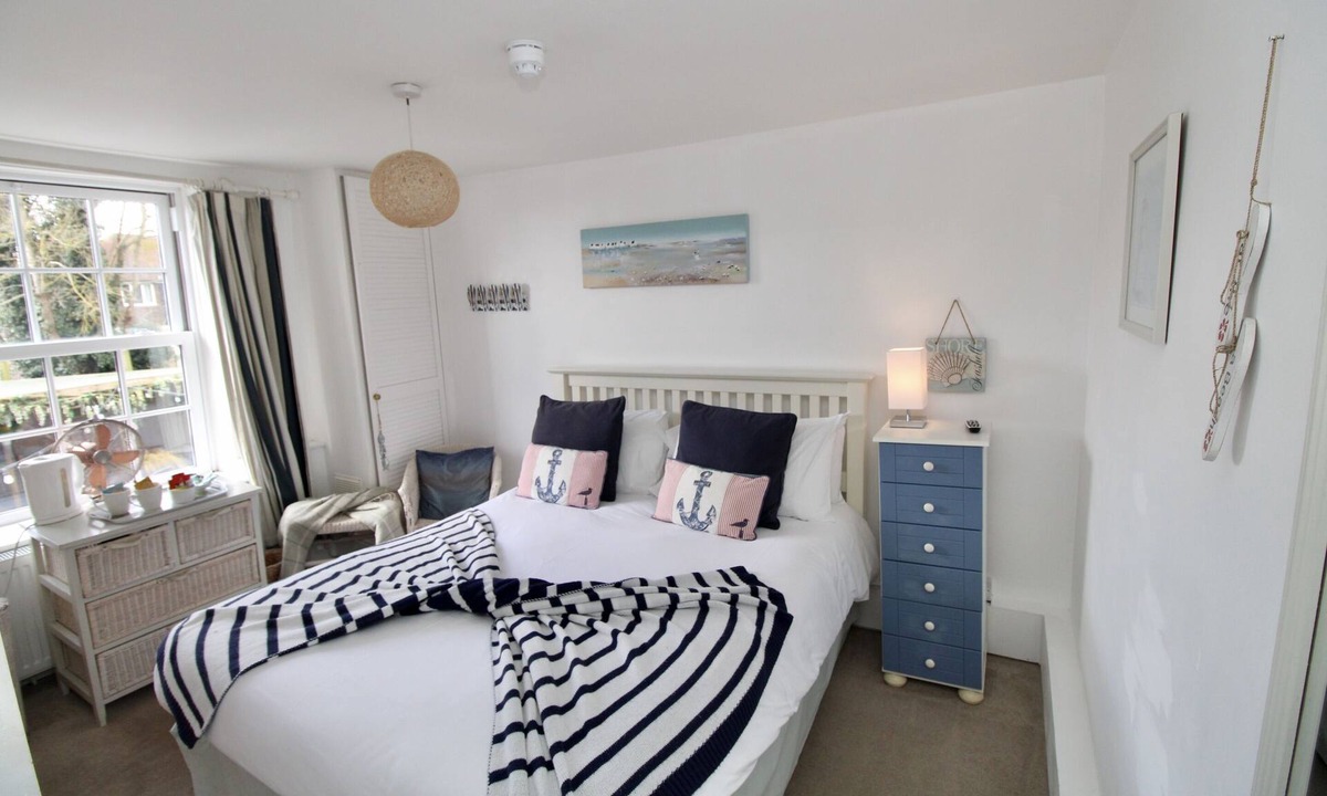 Rye Foreign Bed & Breakfast | The Beach Hut Room - cozy garden view room