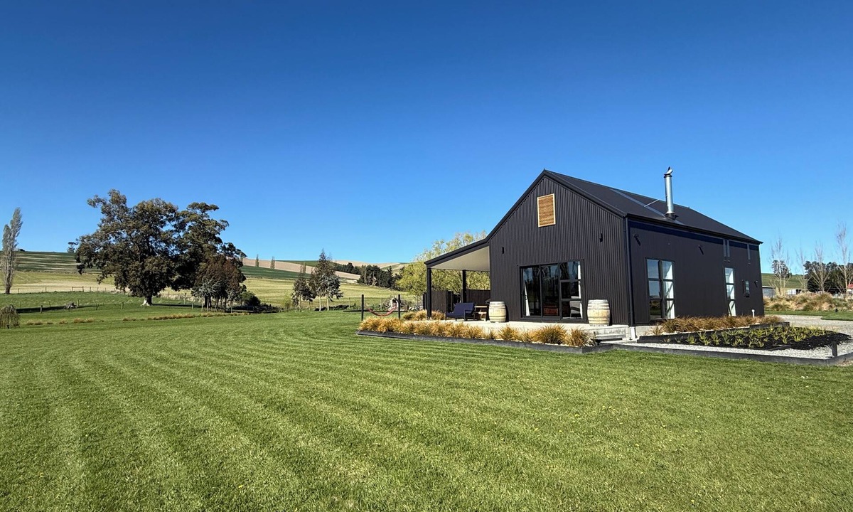 Fairlie House | The Black House with stunning mountain views and spectacular stargazing nights