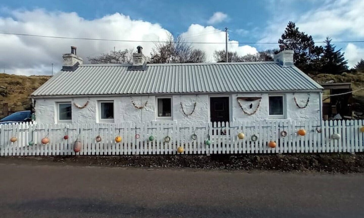 Thurso Cottage | The Captains - Nautical themed traditional crofters cottage